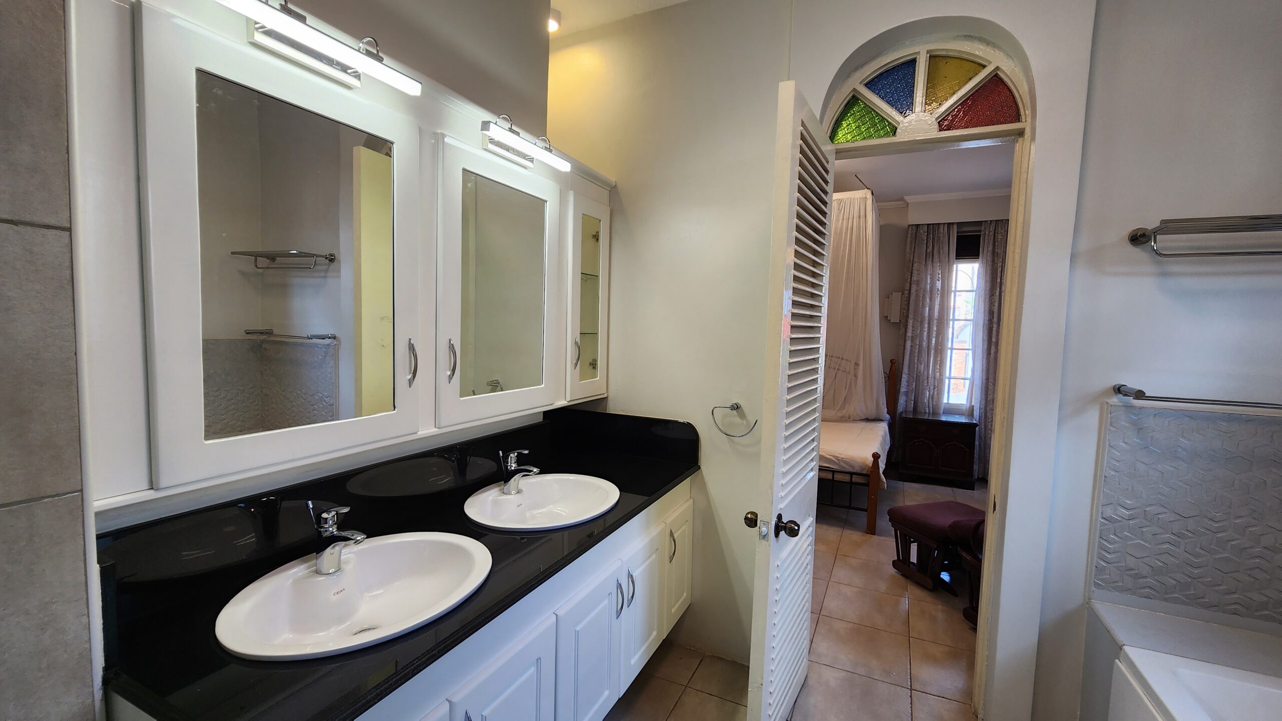 ENSUITE MASTER & BATH (DOWNSTAIRS)